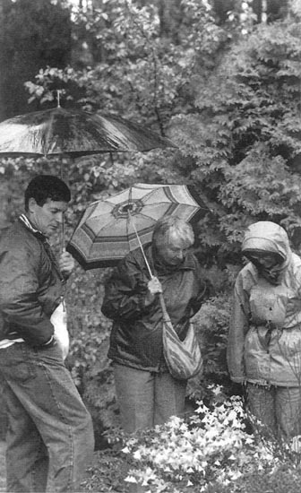 Convention goers in 
Marshall Majors' garden